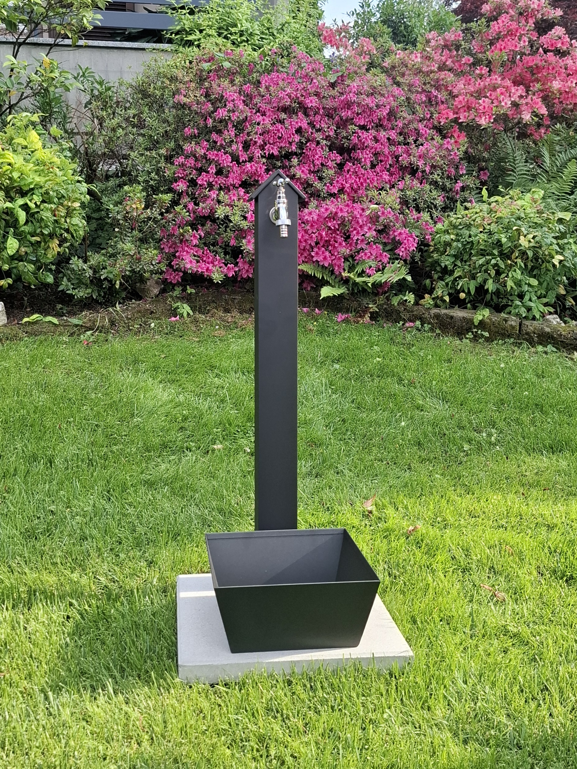 Fontana Trieste, dettaglio colonna in alluminio e finitura nera opaca.
